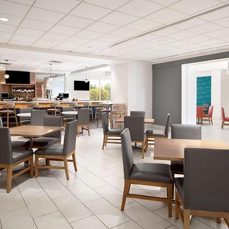 Embassy Suites By Hilton Tampa Airport Westshore Extérieur photo