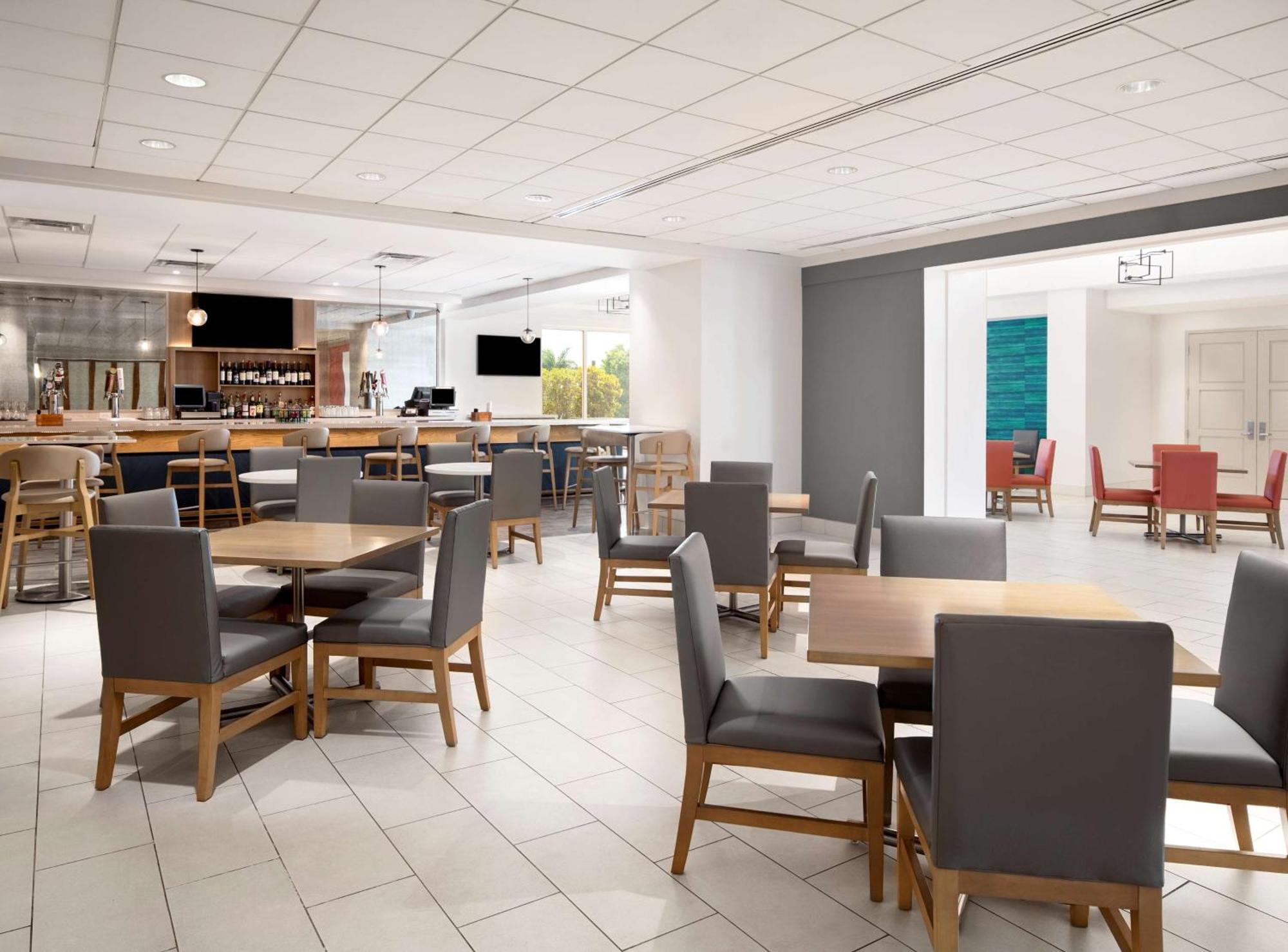 Embassy Suites By Hilton Tampa Airport Westshore Extérieur photo